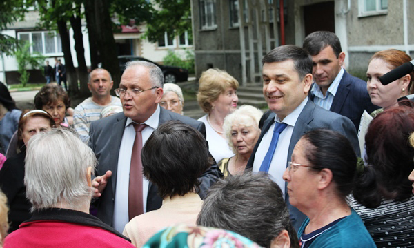 Адальби Шхагошев обсудил с местными жителями благоустройство дворов Нальчика