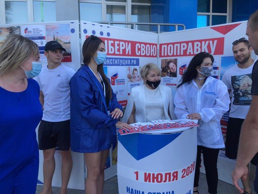  Ирина Гусева в городе Волжском пообщалась с «Волонтерами Конституции»