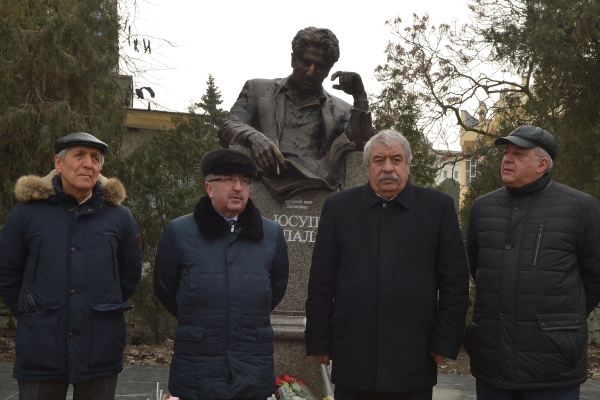 В Махачкале открыт памятник народному поэту Дагестана Юсупу Хаппалаеву