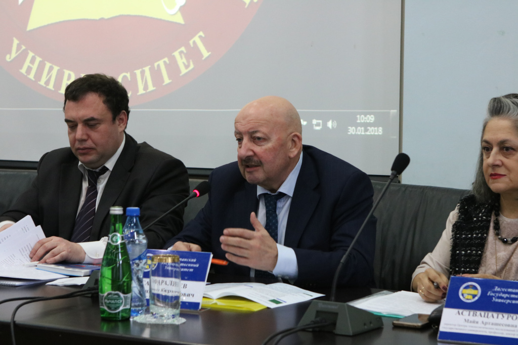 Гаджимет Сафаралиев принял участие в работе круглого стола «Пути профилактики национально-религиозного экстремизма в условиях новых вызовов и угроз»