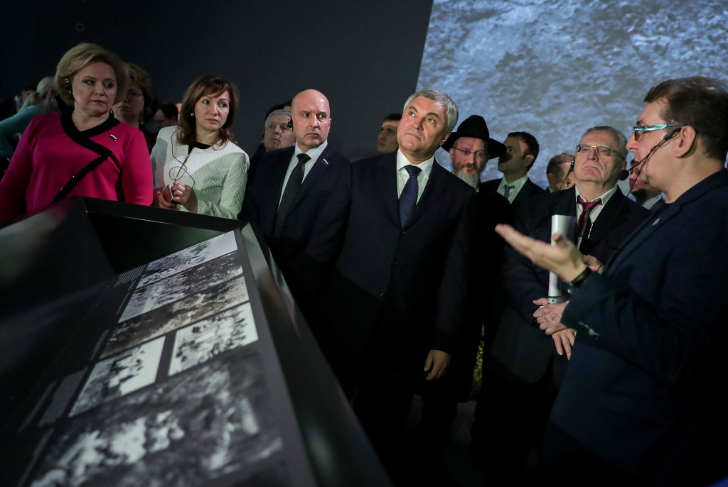 Вячеслав Володин посетил выставку «(Не) время для любви», приуроченную к Международному дню памяти жертв Холокоста