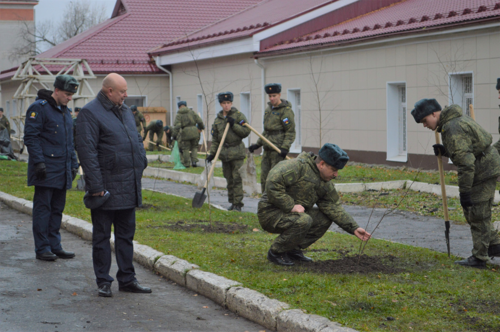 Андрей Красов принял участие в высадке Аллеи героев на территории рязанского училища ВДВ