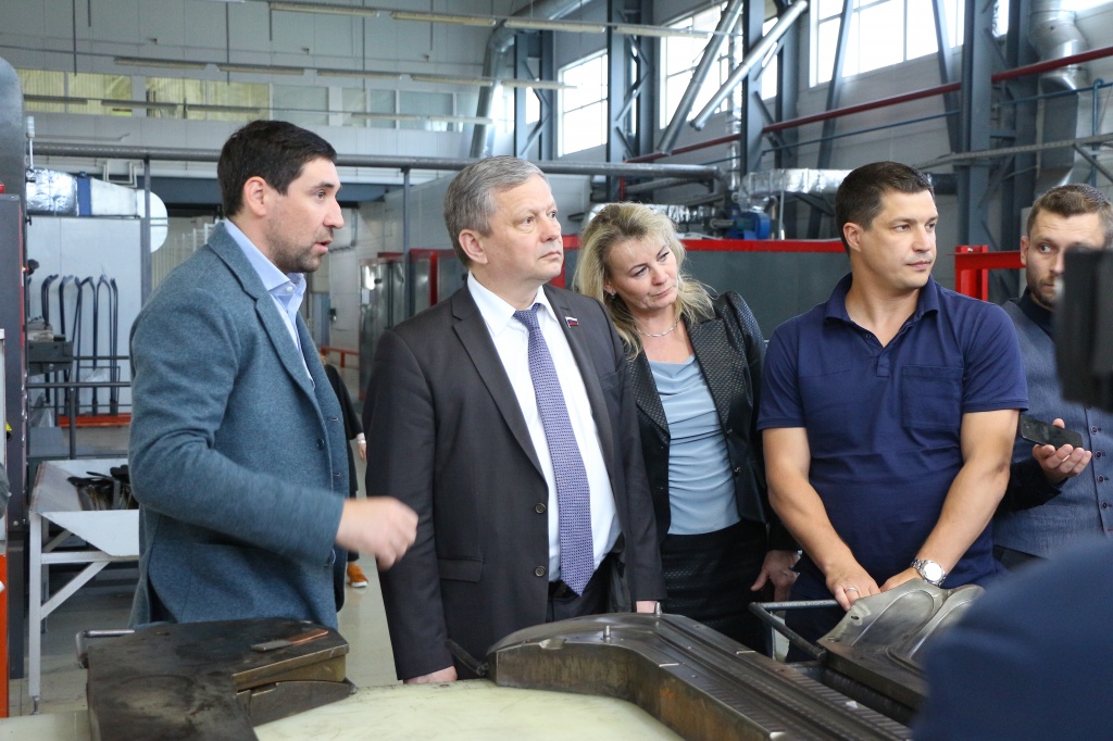 Марат Бариев ознакомился с работой первого завода в России по производству полного ассортимента хоккейных клюшек «ЗаряД»