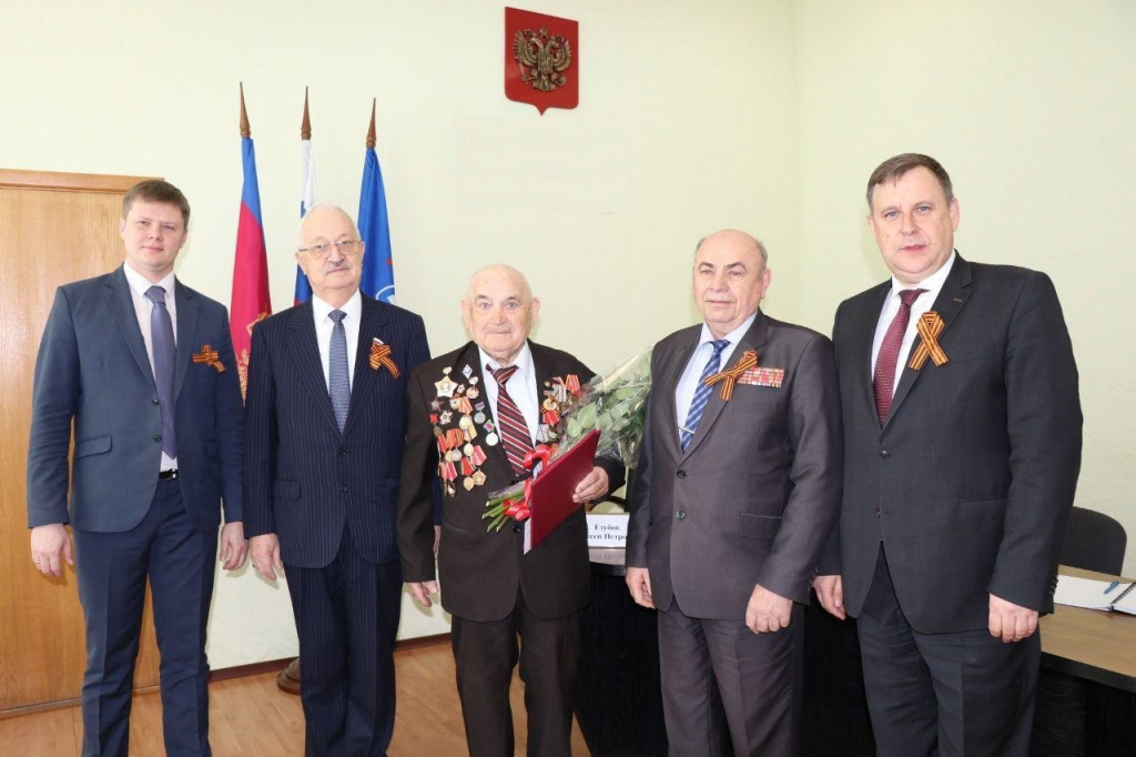 Алексей Езубов поздравил ветерана Великой Отечественной войны с 95-летием и вручил ему юбилейную медаль в честь 75-летия Победы