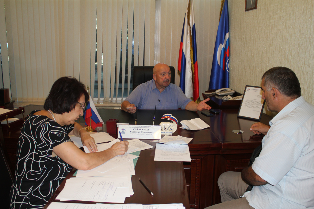 Гаджимет Сафаралиев провёл приём граждан в Региональной общественной приёмной «ЕДИНОЙ РОССИИ» в Дагестане