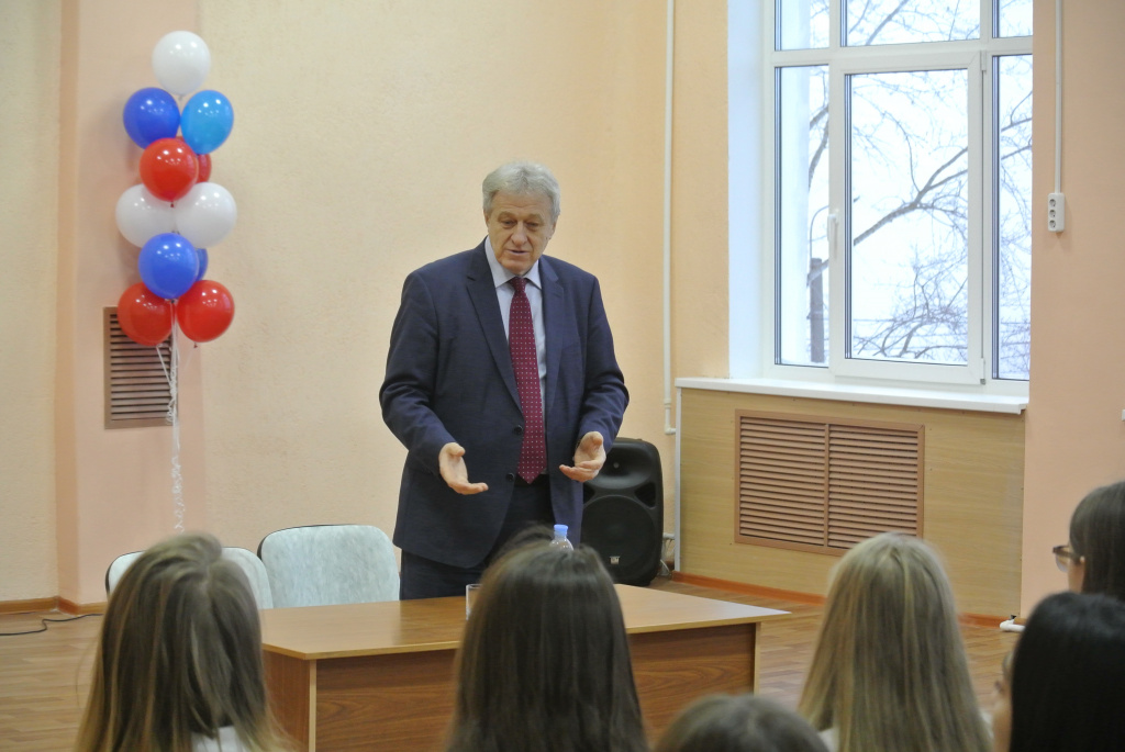 В рамках региональной недели Юрий Смирнов посетил среднюю общеобразовательную школу №53 города Иваново