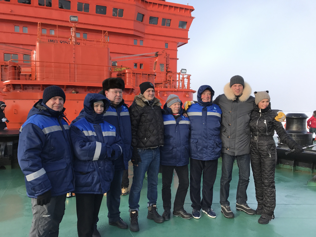 Виктор Зубарев принял участие в установке флага России на Северном полюсе в честь 40-летия достижения вершины мира советским атомным ледоколом «Арктика»