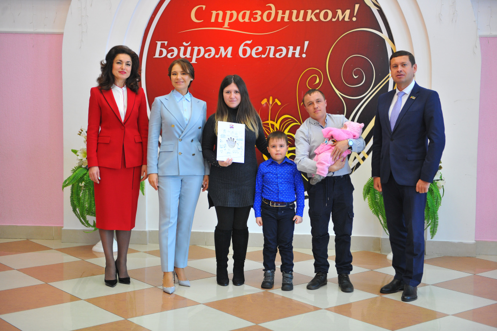 Альфия Когогина вручила сертификаты на материнский капитал челнинским семьям
