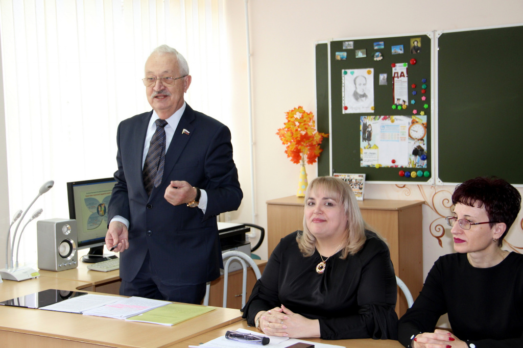 Алексей Езубов в ходе поездки в Кропоткин провел встречу с членами родительских комитетов средней общеобразовательной школы №11
