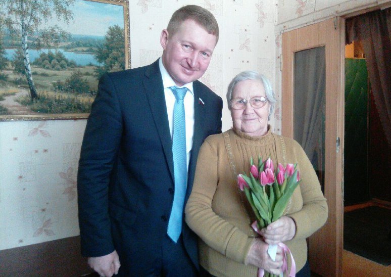 Алексей Канаев поздравил с наступающим Международным женским днем ветерана ВОВ, череповчанку Елизавету Погодину