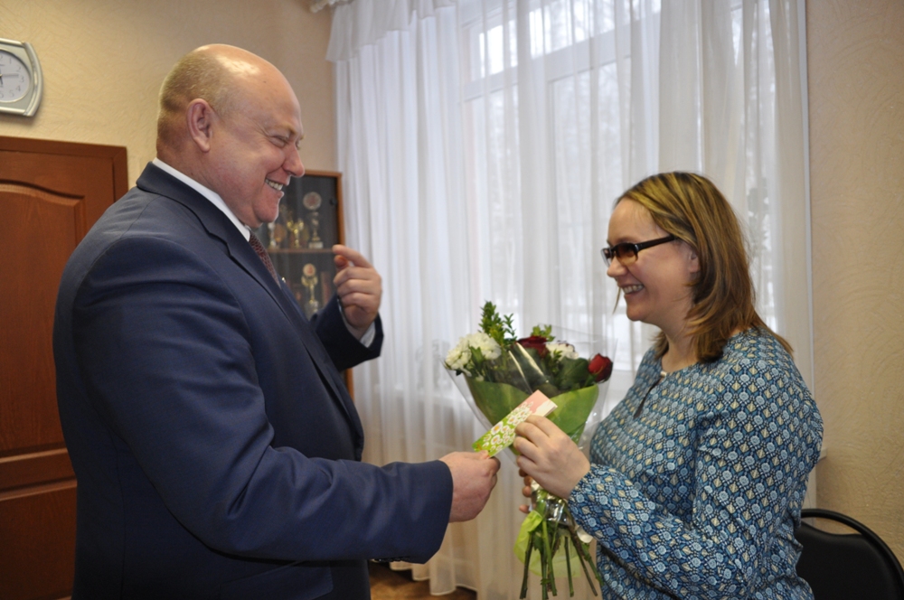 Андрей Красов поздравил жительницу Рязани, воспитывающую четверых детей, с Днем матери