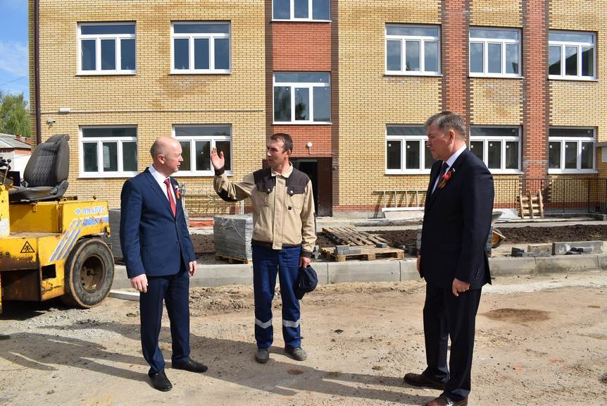 Николай Малов в рамках региональной недели ознакомился с ходом строительства в городе Ядрин новой начальной школы