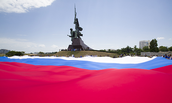 «ЕДИНАЯ РОССИЯ» в Севастополе развернула самый большой флаг страны