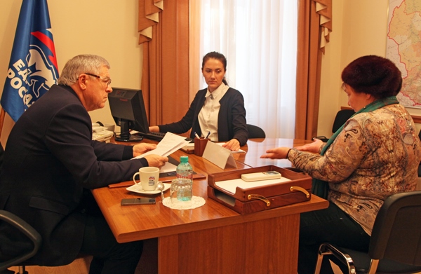 Эрнест Валеев провел прием граждан по вопросам ЖКХ в Тюмени