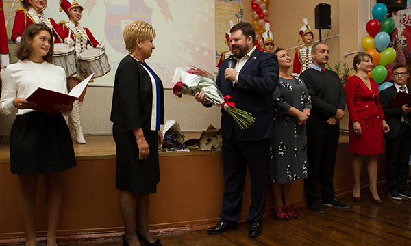 Евгений Марченко поздравил учеников петербургской гимназии №74 с Днем знаний