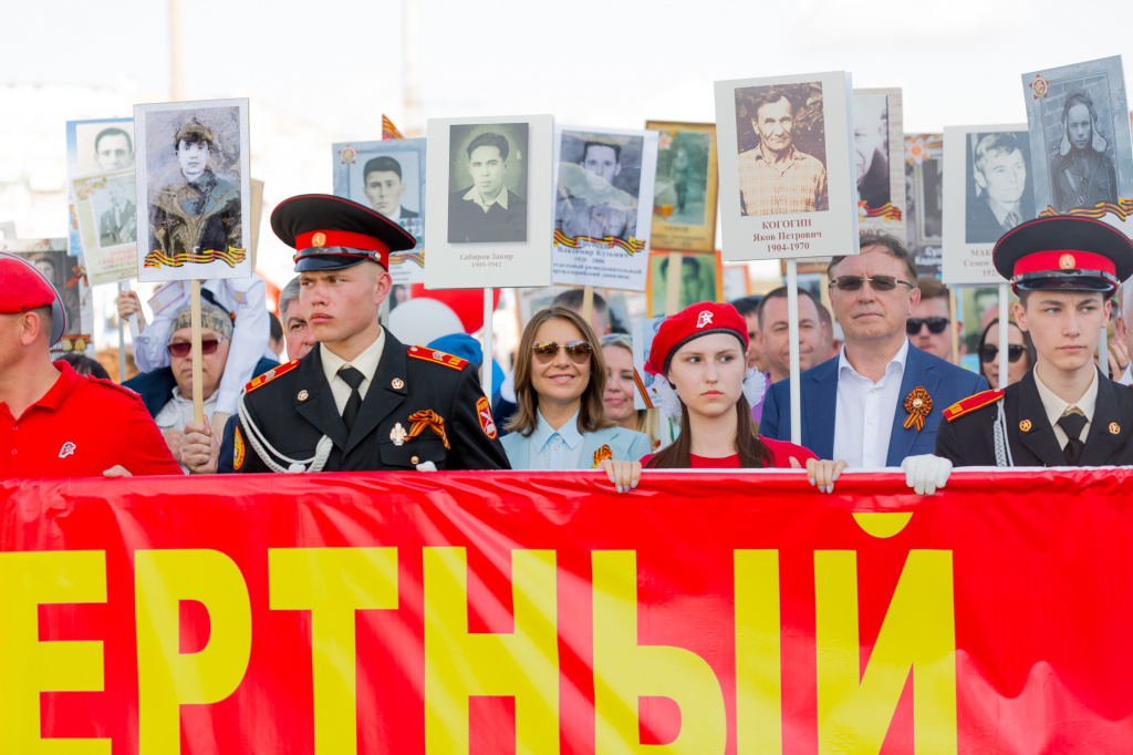 Альфия Когогина приняла участие в шествии «Бессмертного полка» в Набережных челнах