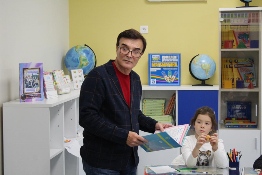 Александр Максимов в рамках региональной недели посетил частную школу, открывшуюся два года назад в Новокузнецке