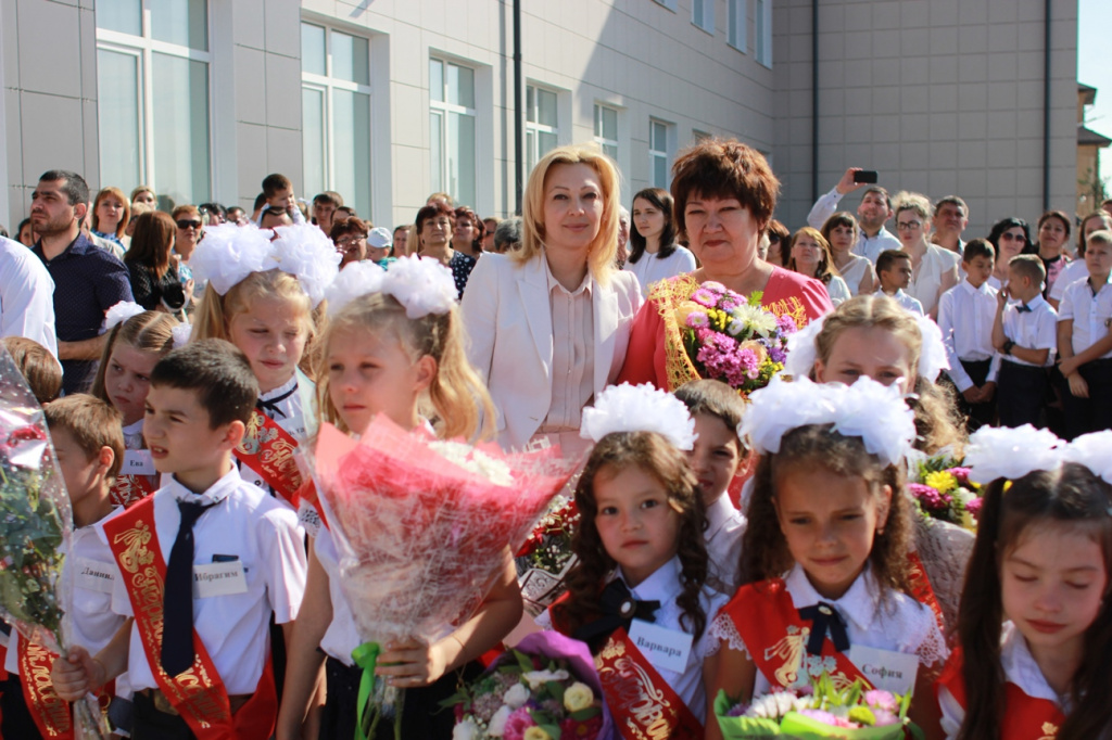 Ольга Тимофеева приняла участие в торжественной линейке в новой школе в Михайловске Ставропольского края