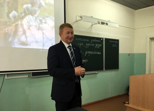 Алексей Канаев поздравил c Днем знаний учеников и педагогов средней школы посёлка Мякса