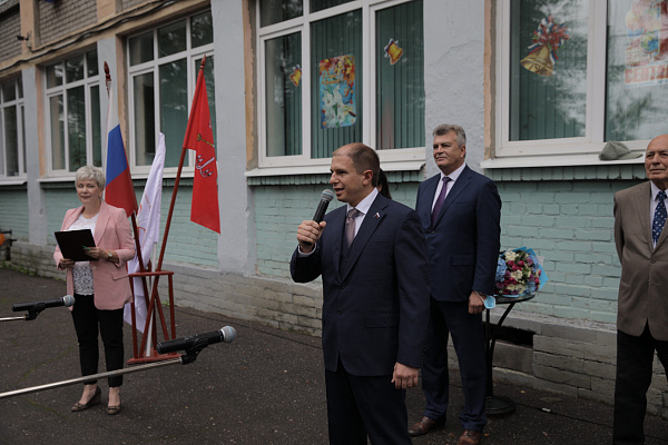 Михаил Романов посетил линейки в школах Колпинского района Санкт-Петербурга