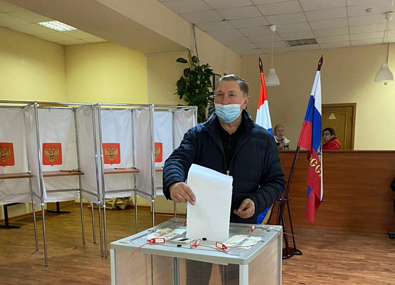Сергей Яхнюк проголосовал на избирательном участке в пос. Плодовое