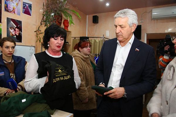 «Единая Россия» поддержала благотворительное ателье по пошиву одежды для участников СВО 