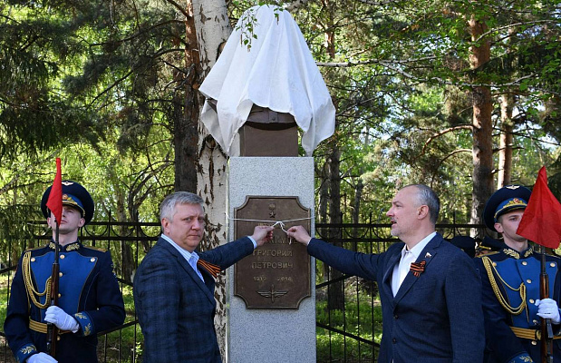 Дмитрий Вяткин принял участие в церемонии открытия двух бюстов Героев Советского Союза в Челябинске