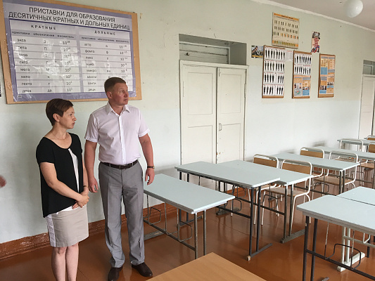 Алексей Канаев проверил готовность вологодских школ к 1 сентября и посетил дворы Череповца