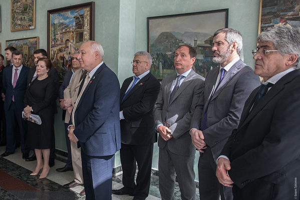 Картины дагестанских художников украсили стены Государственной Думы