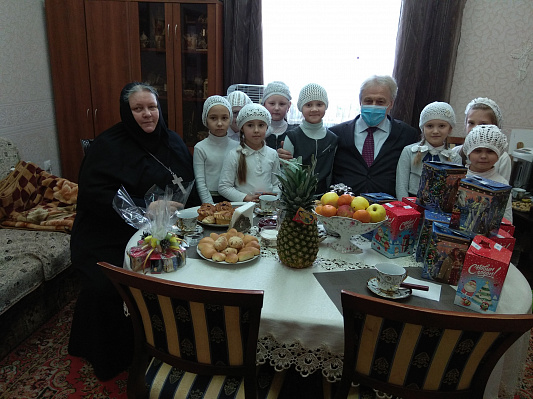  Юрий Смирнов поздравил воспитанниц православной школы с предстоящим Рождеством