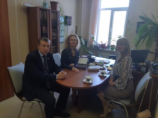Владимир Катенев обсудил с главой поселка Белоостров вопрос выделения здания под детский сад и школу