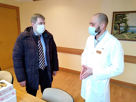 Дмитрий Ламейкин передал медоборудование в госпиталь для лечения пациентов с COVID-19 в Красноармейском районе