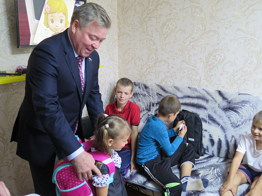 Николай Малов помог многодетной семье из Ядринского района Чувашии собрать детей в школу