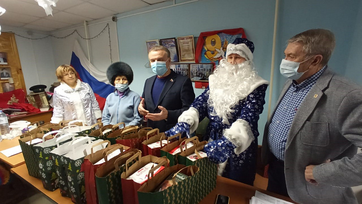 Николай Брыкин направил новогодние подарки тюменским пенсионерам, многодетным семьям постояльцам центра помощи «Милосердие»
