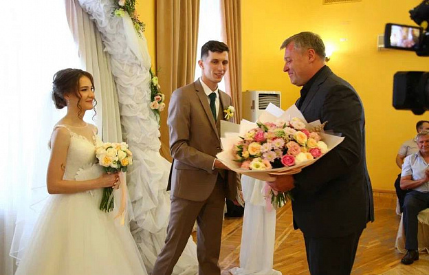 Леонид Огуль поздравил молодоженов с бракосочетанием в День Любви семьи и верности