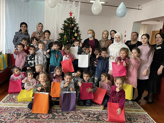 Заур Аскендеров поздравил с Новым годом воспитанников социально-реабилитационного центра в Кизилюрте