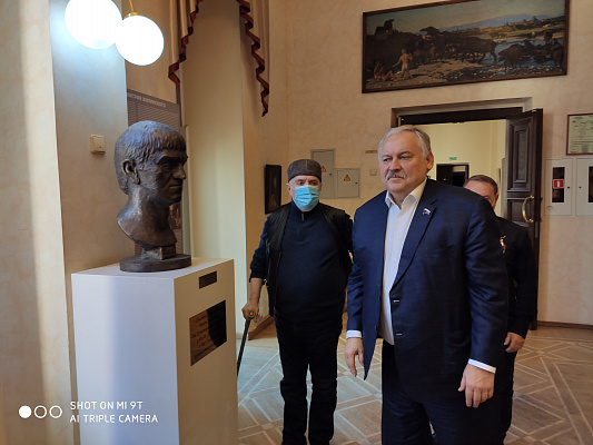 Константин Затулин передал в дар Сочинскому Художественному музею бюст известного художника Дмитрия Жилинского