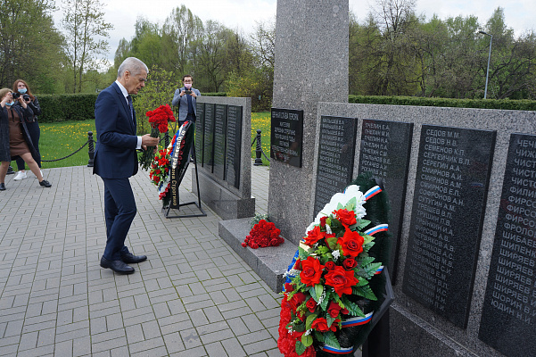 Геннадий Онищенко почтил память павших в Великой Отечественной войне