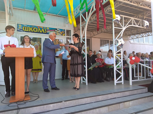 Алексей Езубов поздравил с Днем знаний учеников Усть-Лабинской школы
