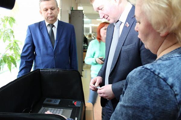 Алексей Канаев протестировал в Череповце электронную систему голосования