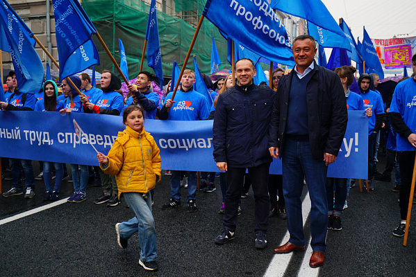 Виктор Пинский возглавил первомайскую колонну профсоюзов во Владивостоке