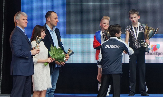 Алексей Воевода вручил кубки и медали победителям международных соревнований по акробатическому рок-н-роллу в Сочи