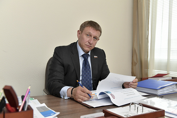 Дмитрий Скриванов принял от жителей Перми предложения о поправках к Конституции и федеральным законам