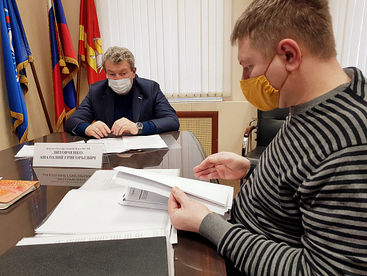 Анатолий Литовченко поможет инвалиду-колясочнику получить безопасный доступ к жилью