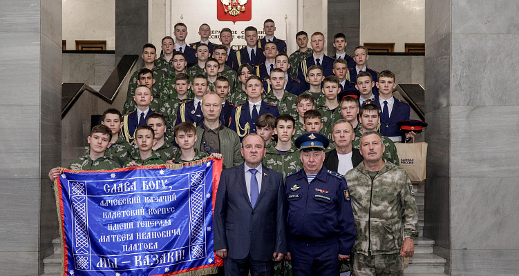Виктор Селиверстов организовал экскурсию по Госдуме и провел встречу с кадетами из ЛНР