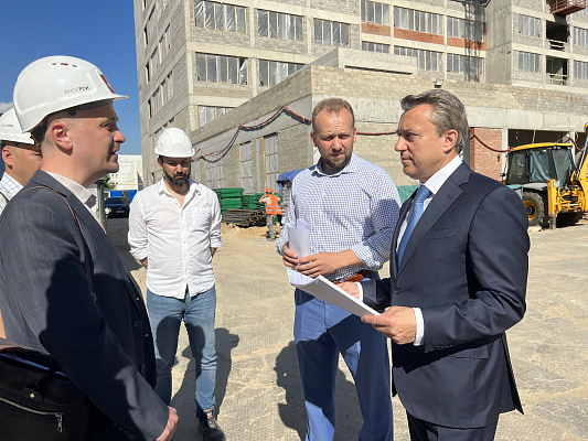 Анатолий Выборный в рамках мониторинга реализации народной программы в столице посетил строящееся здание нового лечебного медучреждения 