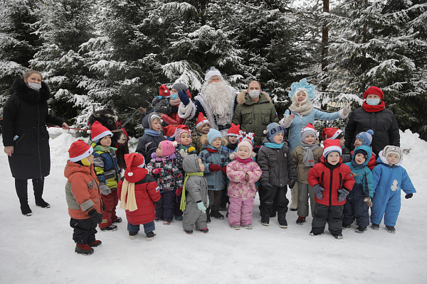 Михаил Романов поздравил с Новым годом воспитанников Центра для детей-сирот Фрунзенского района