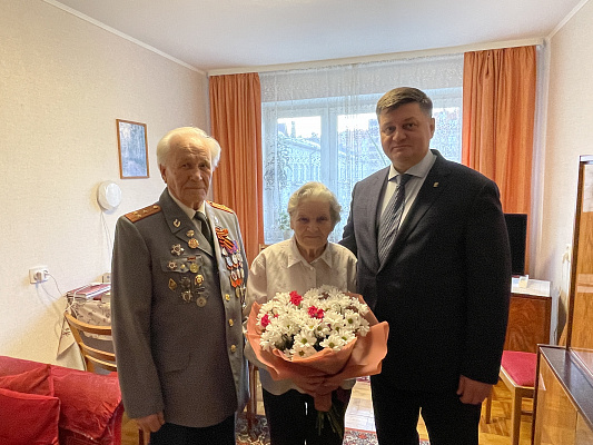 Иван Квитка поздравил ветерана Великой Отечественной войны с наступающим Новым годом