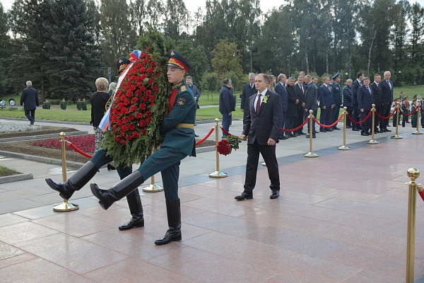 Михаил Романов на Пискаревском мемориальном кладбище почтил память погибших в блокаду