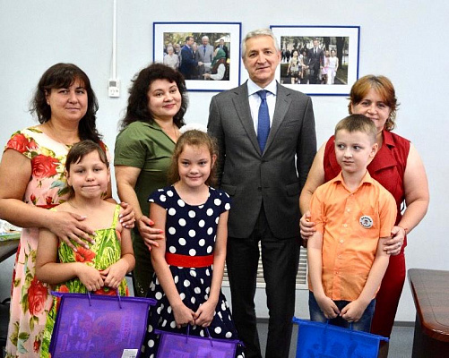 Леонид Огуль передал детям из многодетных и малообеспеченных семей школьные наборы